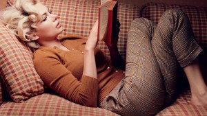 Mujer leyendo un libro en un sofa-296799
